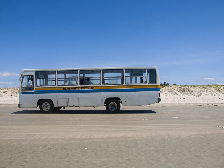 un bus d'ecole sur la plage au bresil